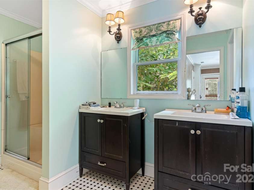 1099 4th Avenue Drive, Hickory, NC 28601.  MLS# CAR4161810, YatesRealty ID 4422. 