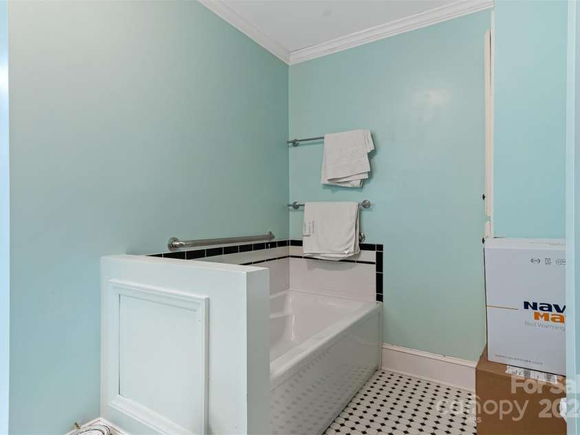 1099 4th Avenue Drive, Hickory, NC 28601.  MLS# CAR4161810, YatesRealty ID 4422. 