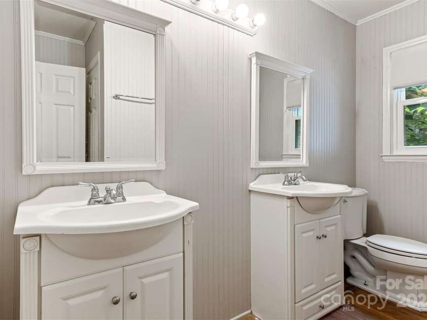 1099 4th Avenue Drive, Hickory, NC 28601.  MLS# CAR4161810, YatesRealty ID 4422. 