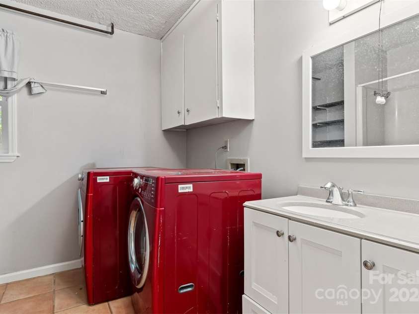 1099 4th Avenue Drive, Hickory, NC 28601.  MLS# CAR4161810, YatesRealty ID 4422. 