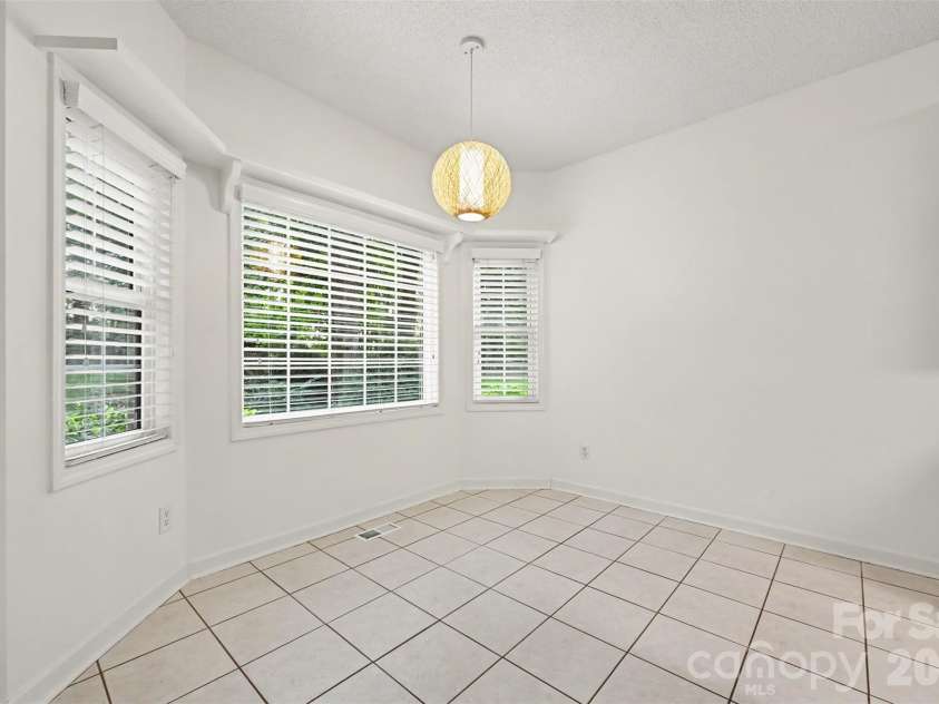 1928 Twin Ponds Drive, Hickory, NC 28602.  MLS# CAR4411717, YatesRealty ID 44222. Breakfast Area