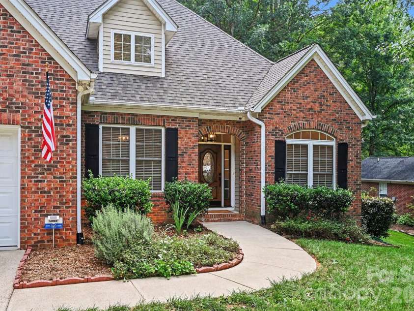 1928 Twin Ponds Drive, Hickory, NC 28602.  MLS# CAR4411717, YatesRealty ID 44222. Front Entry and Brick Exterior