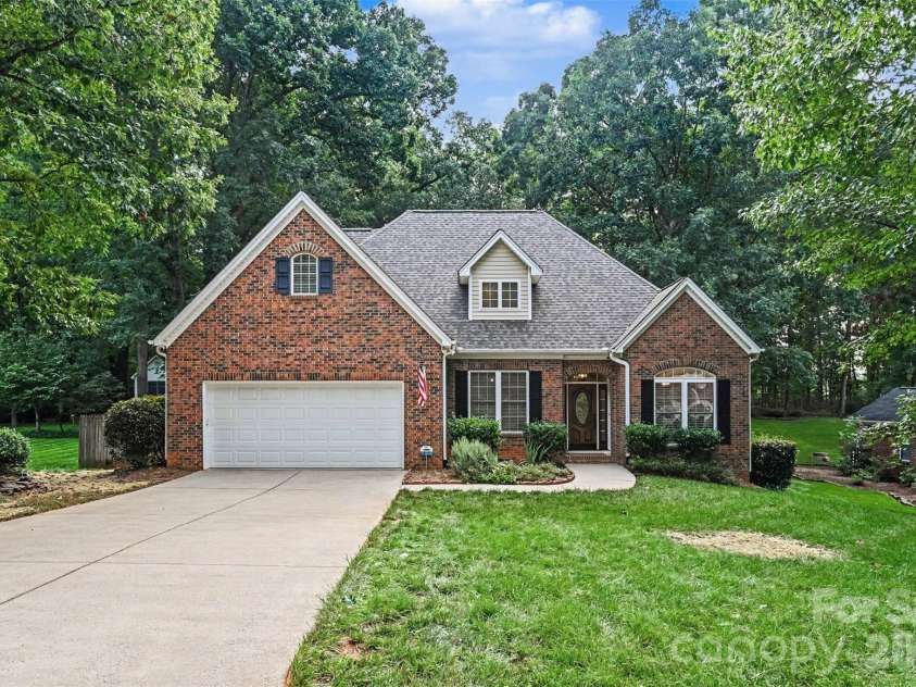 1928 Twin Ponds Drive, Hickory, NC 28602.  MLS# CAR4411717, YatesRealty ID 44222. Front Exterior