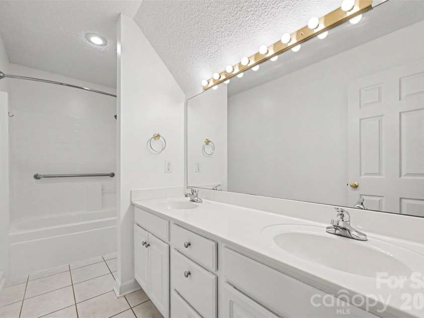 1928 Twin Ponds Drive, Hickory, NC 28602.  MLS# CAR4411717, YatesRealty ID 44222. Full Bathroom with Vanity