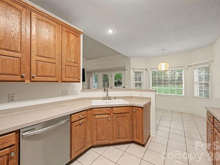 1928 Twin Ponds Drive, Hickory, NC 28602.  MLS# CAR4411717, YatesRealty ID 44222. Kitchen and Breakfast Area