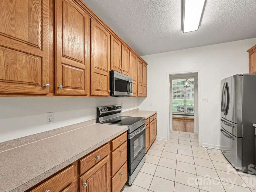 1928 Twin Ponds Drive, Hickory, NC 28602.  MLS# CAR4411717, YatesRealty ID 44222. Kitchen with Appliances