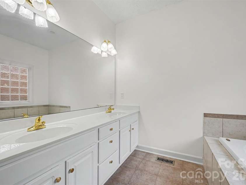 1928 Twin Ponds Drive, Hickory, NC 28602.  MLS# CAR4411717, YatesRealty ID 44222. Primary Bathroom with Dual Vanity