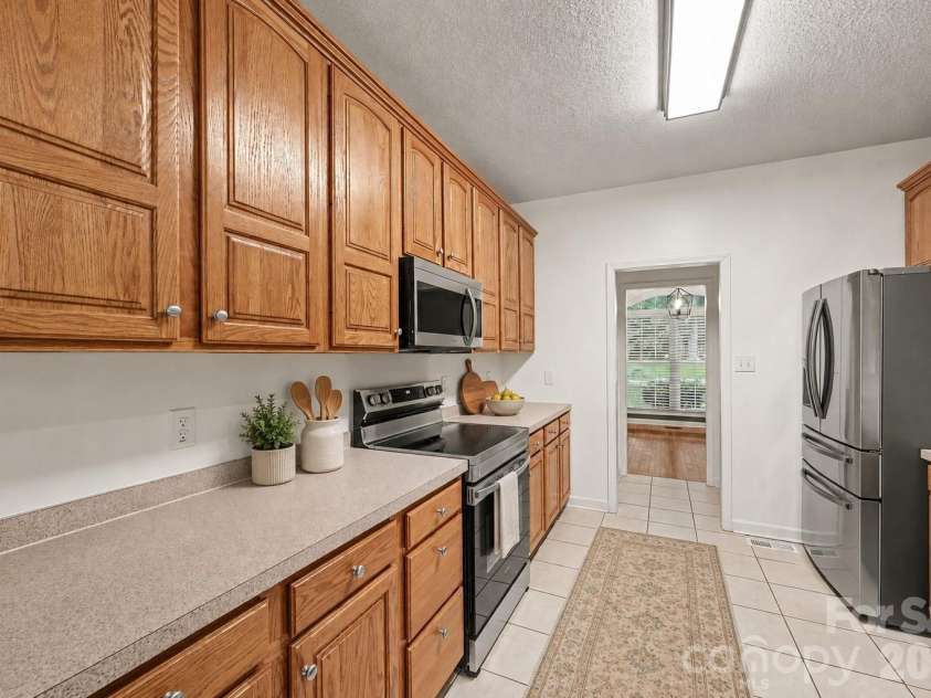 1928 Twin Ponds Drive, Hickory, NC 28602.  MLS# CAR4411717, YatesRealty ID 44222. Staged Kitchen