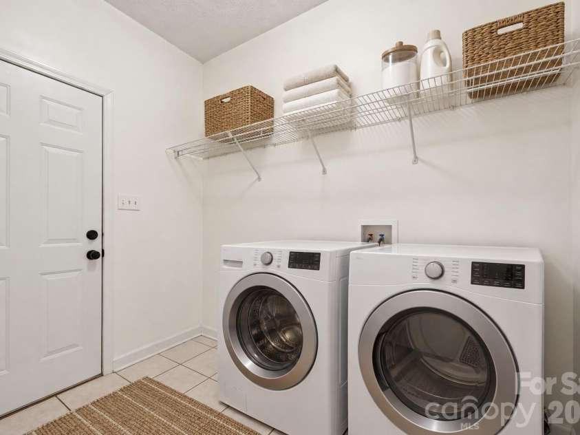 1928 Twin Ponds Drive, Hickory, NC 28602.  MLS# CAR4411717, YatesRealty ID 44222. Staged Laundry Room