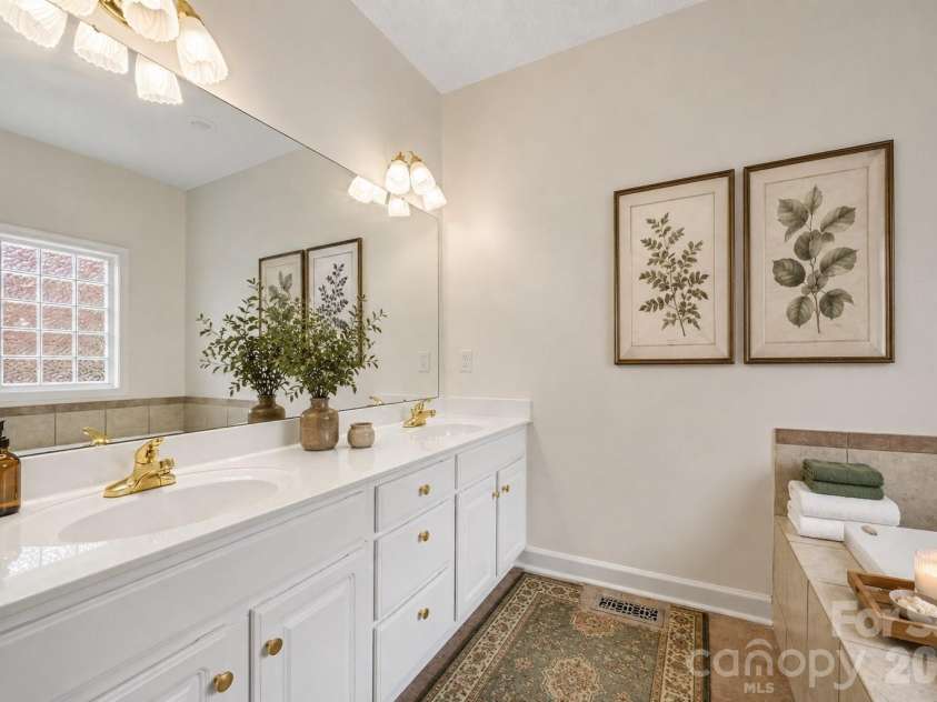1928 Twin Ponds Drive, Hickory, NC 28602.  MLS# CAR4411717, YatesRealty ID 44222. Staged Primary Bathroom