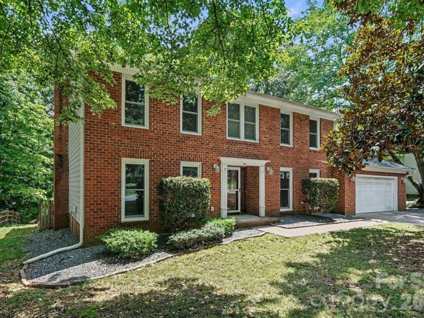 915 Brightmoor Drive, Matthews, NC 28105.  MLS# CAR4411596, YatesRealty ID 44224. 