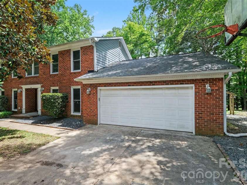 915 Brightmoor Drive, Matthews, NC 28105.  MLS# CAR4411596, YatesRealty ID 44224. 