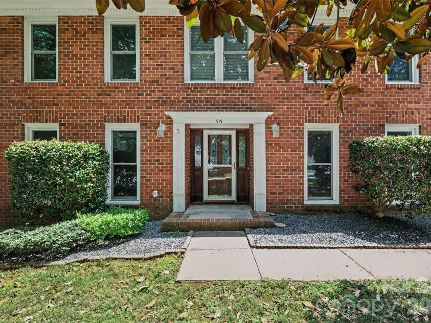 915 Brightmoor Drive, Matthews, NC 28105.  MLS# CAR4411596, YatesRealty ID 44224. 