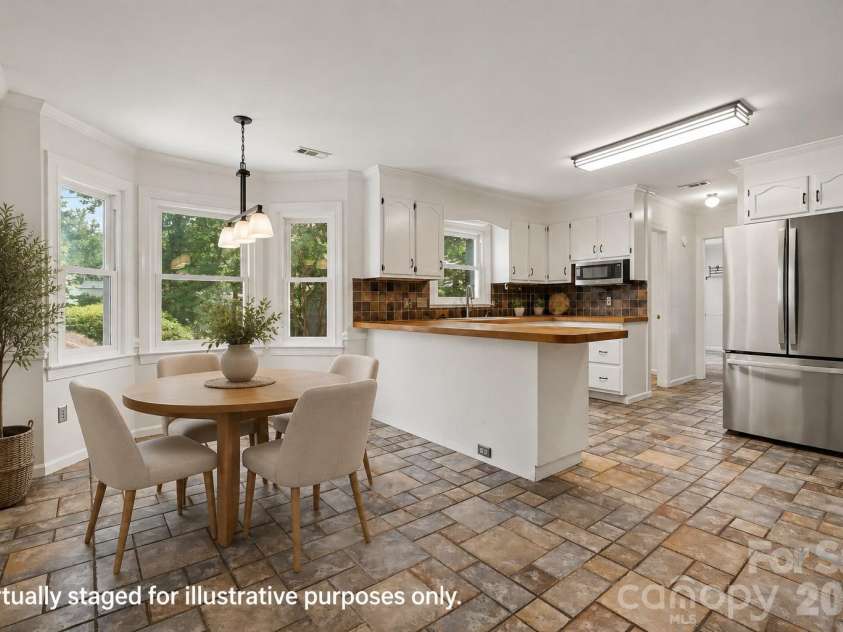 915 Brightmoor Drive, Matthews, NC 28105.  MLS# CAR4411596, YatesRealty ID 44224. 
