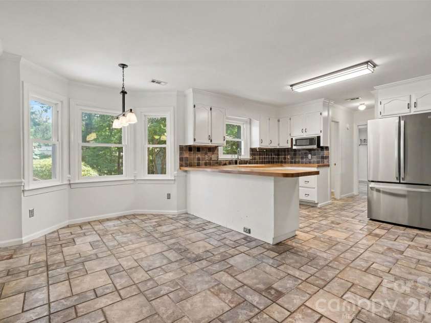 915 Brightmoor Drive, Matthews, NC 28105.  MLS# CAR4411596, YatesRealty ID 44224. 