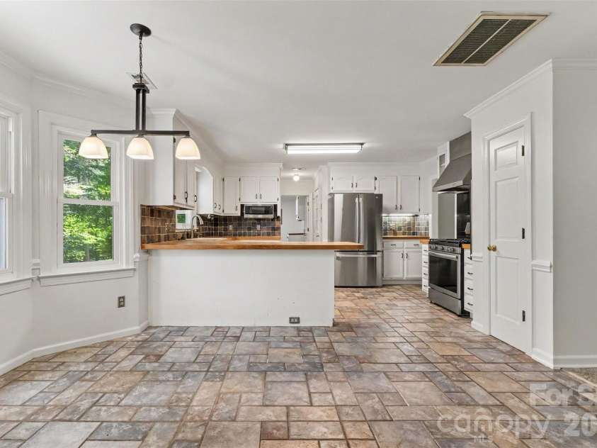 915 Brightmoor Drive, Matthews, NC 28105.  MLS# CAR4411596, YatesRealty ID 44224. 