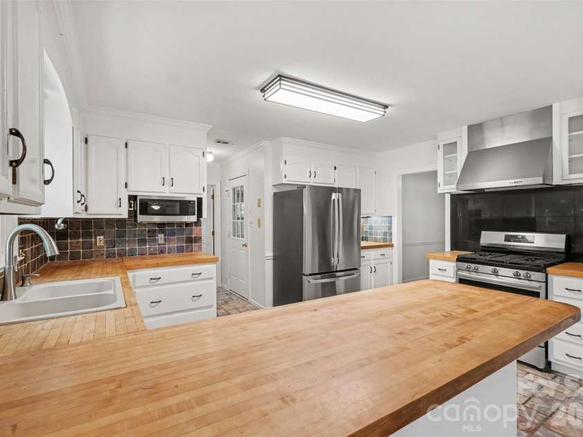 915 Brightmoor Drive, Matthews, NC 28105.  MLS# CAR4411596, YatesRealty ID 44224. 