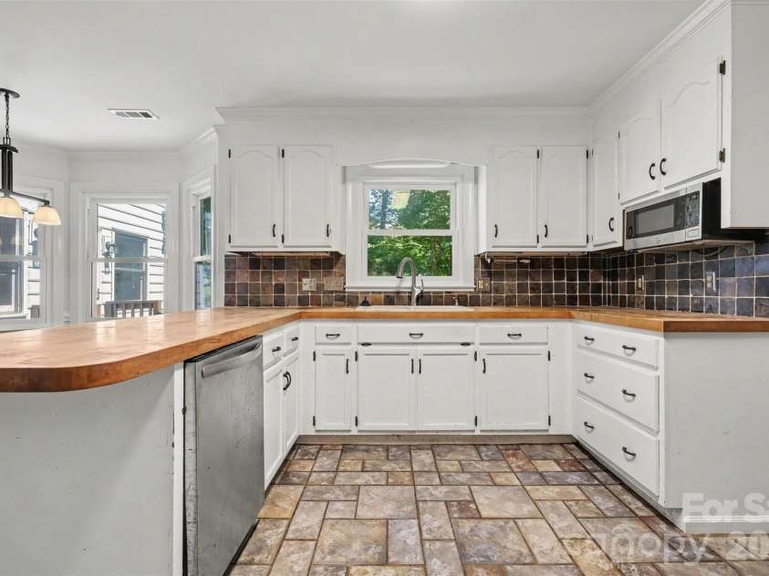915 Brightmoor Drive, Matthews, NC 28105.  MLS# CAR4411596, YatesRealty ID 44224. 