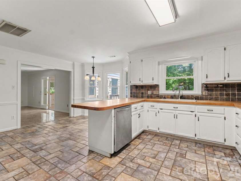 915 Brightmoor Drive, Matthews, NC 28105.  MLS# CAR4411596, YatesRealty ID 44224. 