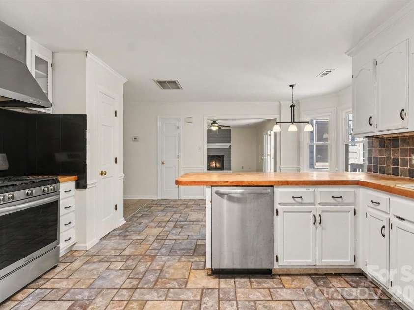 915 Brightmoor Drive, Matthews, NC 28105.  MLS# CAR4411596, YatesRealty ID 44224. 