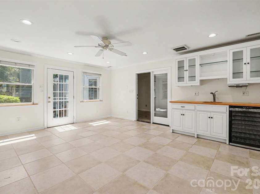 915 Brightmoor Drive, Matthews, NC 28105.  MLS# CAR4411596, YatesRealty ID 44224. 