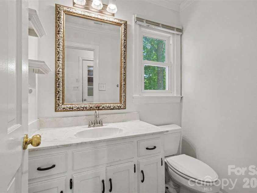 915 Brightmoor Drive, Matthews, NC 28105.  MLS# CAR4411596, YatesRealty ID 44224. 