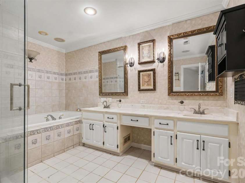 915 Brightmoor Drive, Matthews, NC 28105.  MLS# CAR4411596, YatesRealty ID 44224. 