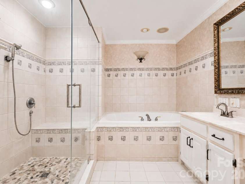 915 Brightmoor Drive, Matthews, NC 28105.  MLS# CAR4411596, YatesRealty ID 44224. 