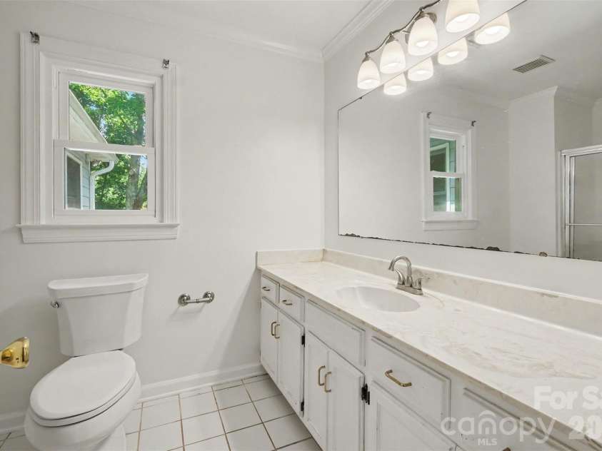 915 Brightmoor Drive, Matthews, NC 28105.  MLS# CAR4411596, YatesRealty ID 44224. 