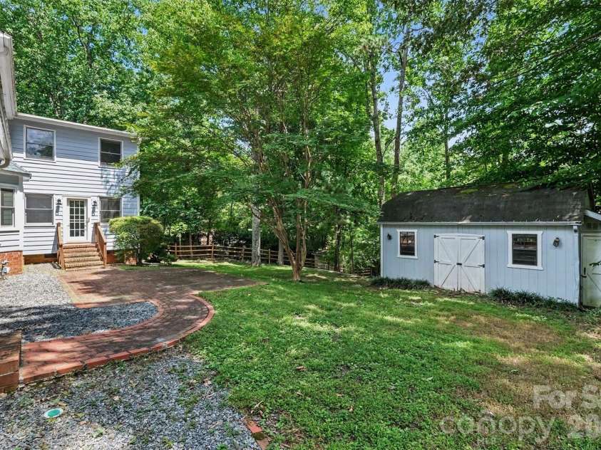 915 Brightmoor Drive, Matthews, NC 28105.  MLS# CAR4411596, YatesRealty ID 44224. 