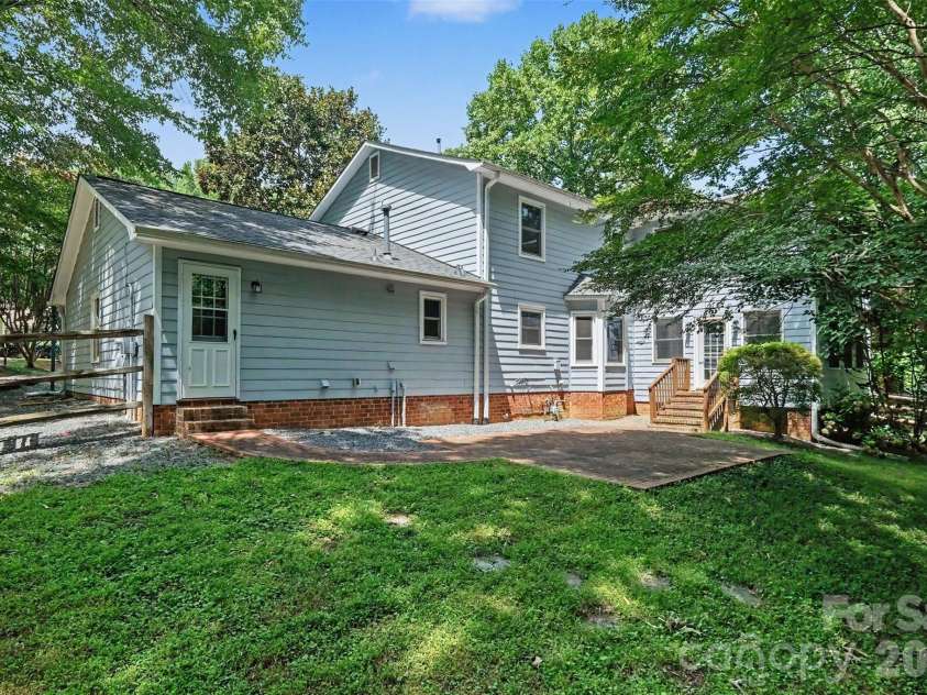 915 Brightmoor Drive, Matthews, NC 28105.  MLS# CAR4411596, YatesRealty ID 44224. 