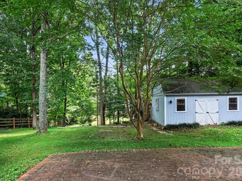 915 Brightmoor Drive, Matthews, NC 28105.  MLS# CAR4411596, YatesRealty ID 44224. 