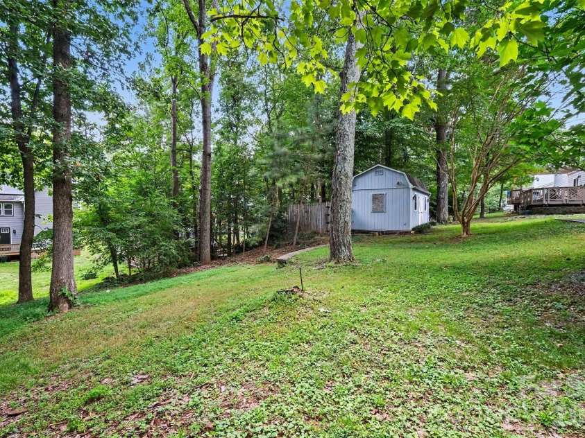 915 Brightmoor Drive, Matthews, NC 28105.  MLS# CAR4411596, YatesRealty ID 44224. 