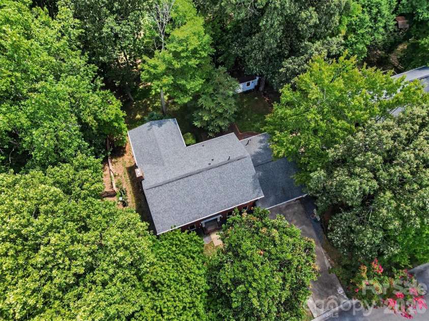 915 Brightmoor Drive, Matthews, NC 28105.  MLS# CAR4411596, YatesRealty ID 44224. 