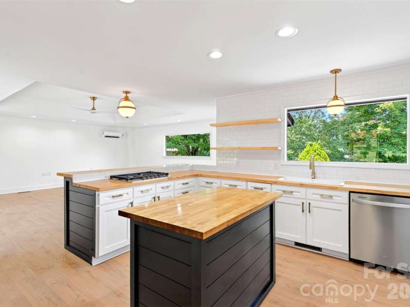 208 Dogwood Lane, Black Mountain, NC 28711.  MLS# CAR4411178, YatesRealty ID 44227. 