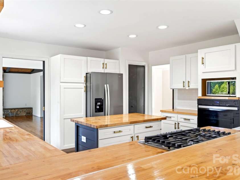 208 Dogwood Lane, Black Mountain, NC 28711.  MLS# CAR4411178, YatesRealty ID 44227. 