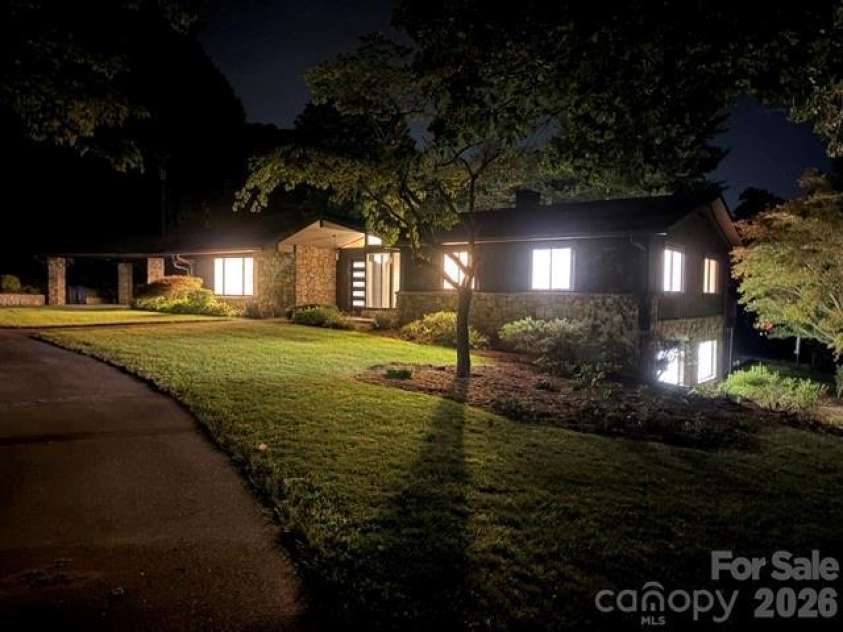 208 Dogwood Lane, Black Mountain, NC 28711.  MLS# CAR4411178, YatesRealty ID 44227. 