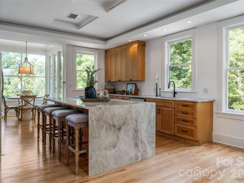 142 Edwin Place, Asheville, NC 28801.  MLS# CAR4411332, YatesRealty ID 44229. 