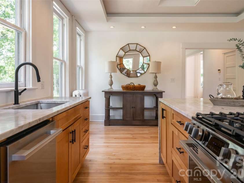 142 Edwin Place, Asheville, NC 28801.  MLS# CAR4411332, YatesRealty ID 44229. 