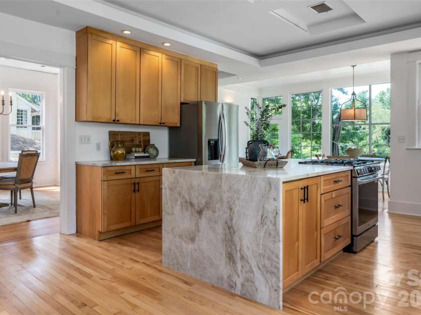 142 Edwin Place, Asheville, NC 28801.  MLS# CAR4411332, YatesRealty ID 44229. 