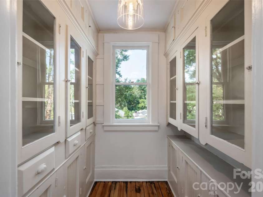 142 Edwin Place, Asheville, NC 28801.  MLS# CAR4411332, YatesRealty ID 44229. 