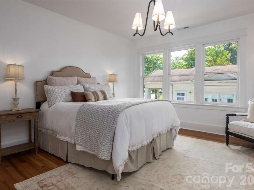 142 Edwin Place, Asheville, NC 28801.  MLS# CAR4411332, YatesRealty ID 44229. 