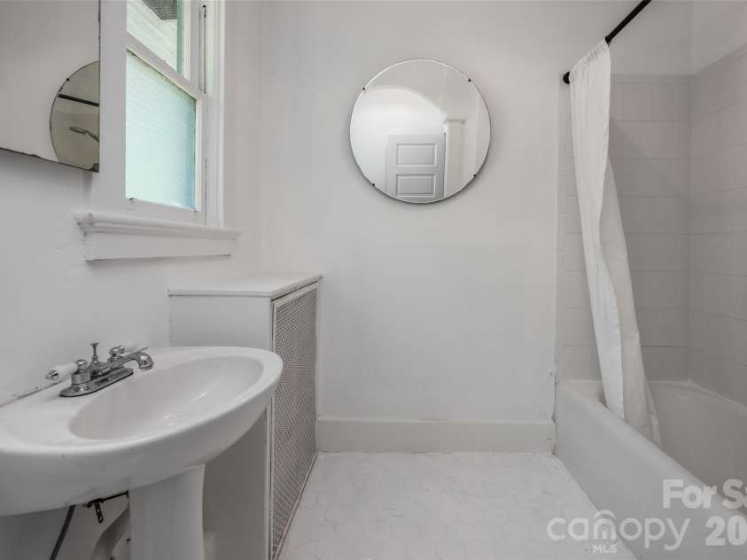142 Edwin Place, Asheville, NC 28801.  MLS# CAR4411332, YatesRealty ID 44229. 