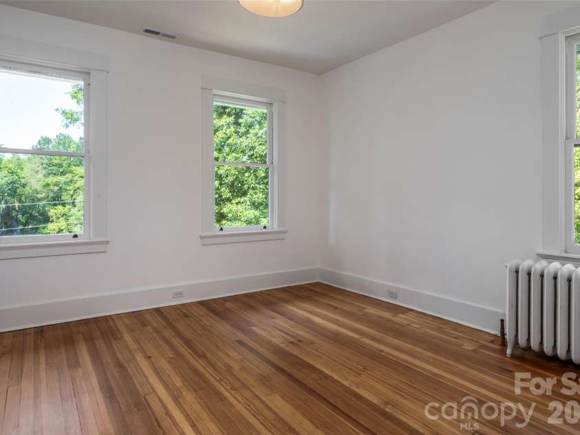 142 Edwin Place, Asheville, NC 28801.  MLS# CAR4411332, YatesRealty ID 44229. 
