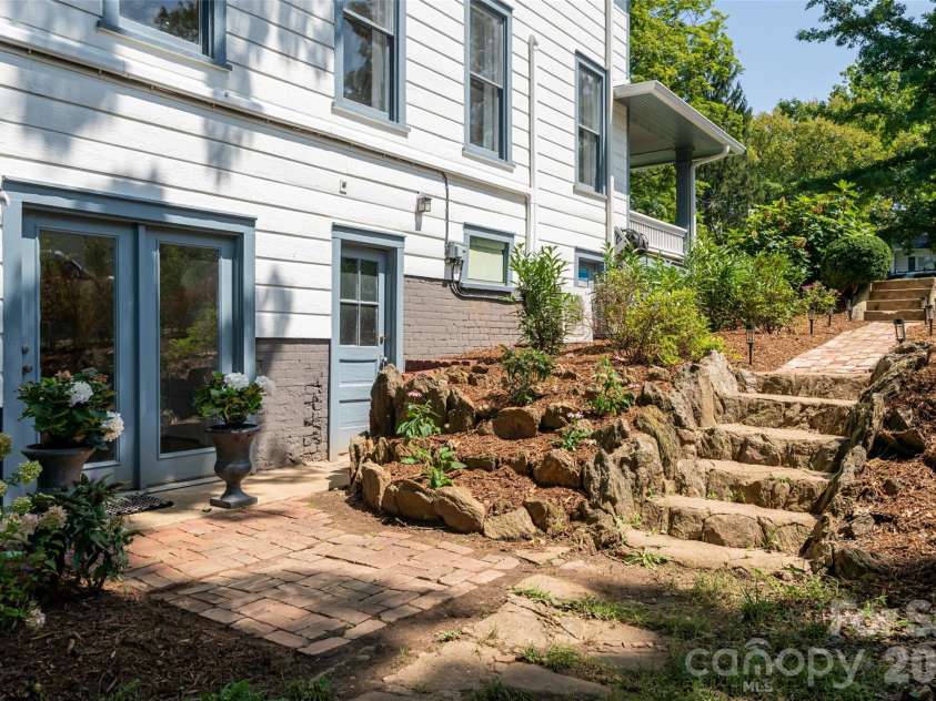 142 Edwin Place, Asheville, NC 28801.  MLS# CAR4411332, YatesRealty ID 44229. 
