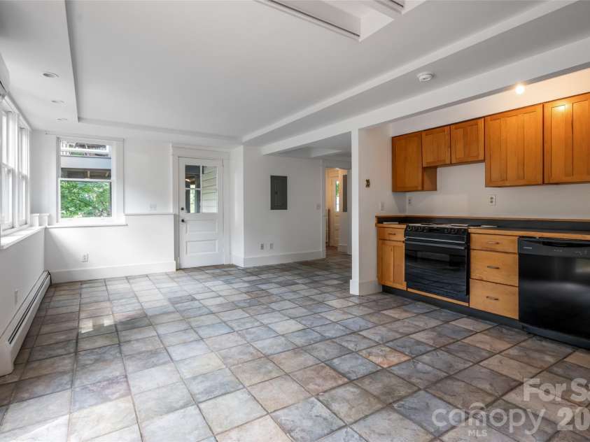 142 Edwin Place, Asheville, NC 28801.  MLS# CAR4411332, YatesRealty ID 44229. 