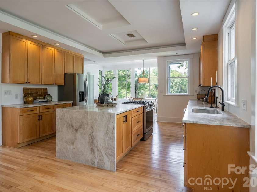 142 Edwin Place, Asheville, NC 28801.  MLS# CAR4411332, YatesRealty ID 44229. 