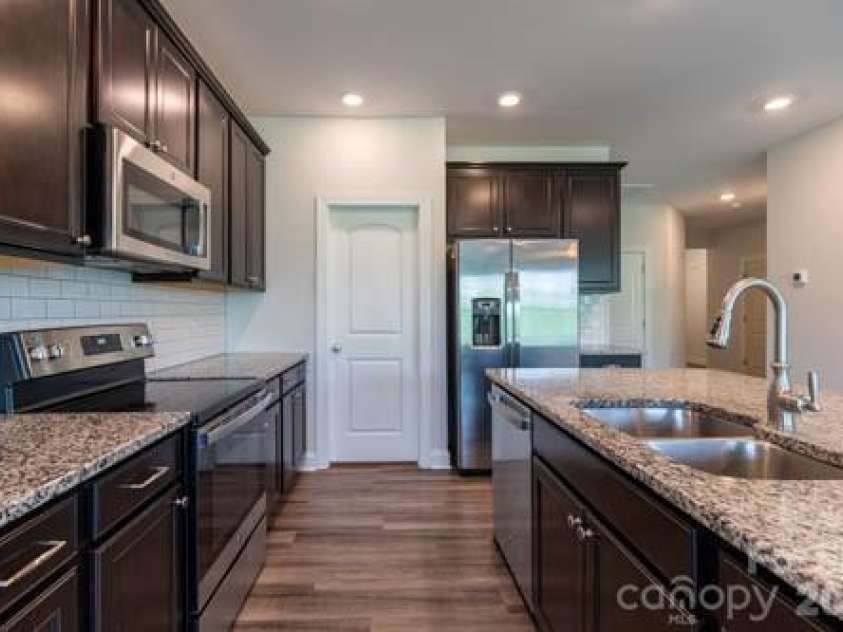 216 Crane Creek Way, Lexington, NC 27295.  MLS# CAR4410803, YatesRealty ID 44232. Granite Countertops
