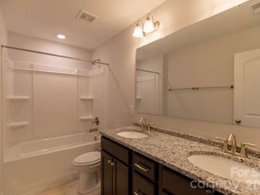 216 Crane Creek Way, Lexington, NC 27295.  MLS# CAR4410803, YatesRealty ID 44232. Hallway Full Bathroom w Double Sinks