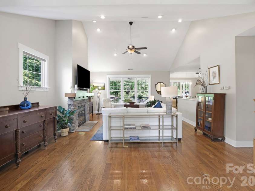 6 Bungalow Way, Asheville, NC 28804.  MLS# CAR4409610, YatesRealty ID 44243. 